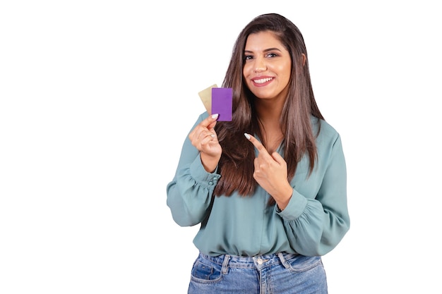 Photo horizontale Belle femme brésilienne avec des vêtements décontractés Jeans et chemise verte tenant des cartes de crédit Expressions