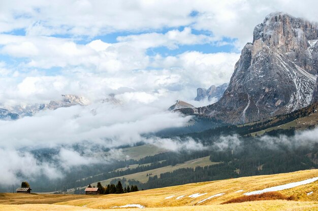 Photo une photo idyllique de montagnes rocheuses sur un ciel nuageux