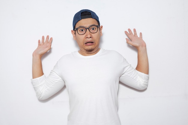 Photo d'image d'un jeune homme asiatique drôle expression peur avec les mains levées capitulation