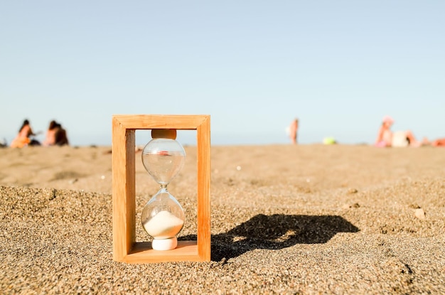 Photo Image de Sablier sur la plage de sable