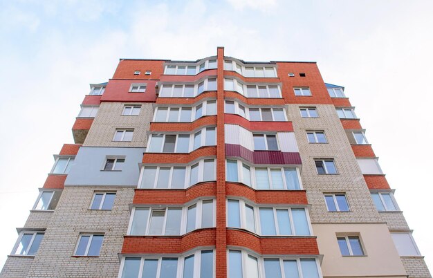 Photo d'un immeuble moderne rouge blanc