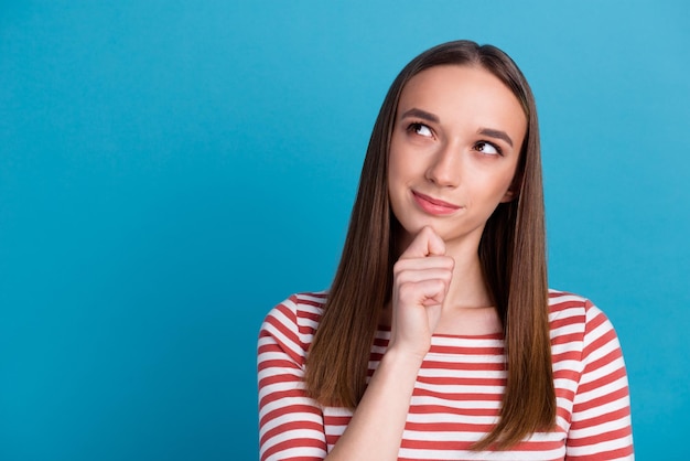 Photo d'incroyable dame regardant l'espace vide pensée profonde personne créative isolé fond de couleur bleue