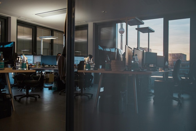 Une photo de l'intérieur d'un bureau