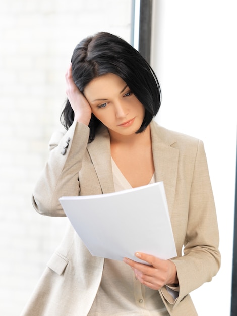 photo d'intérieur d'une femme calme avec des documents