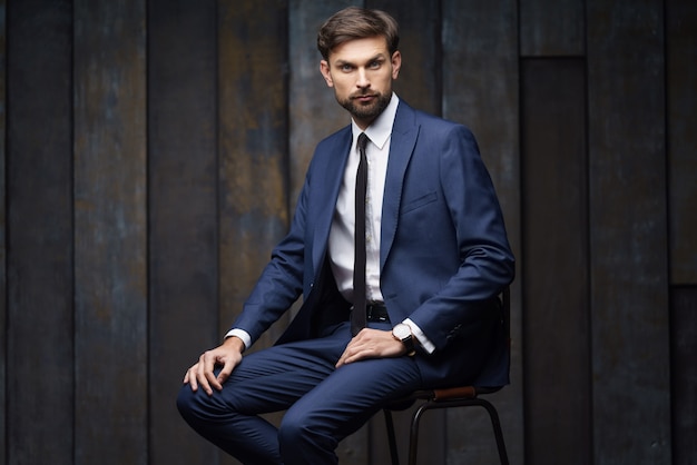 Photo d'intérieur de jeune bel homme d'affaires élégant portant costume