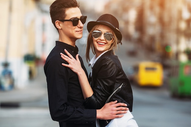 Photo d'un jeune beau couple dans la rue de la ville