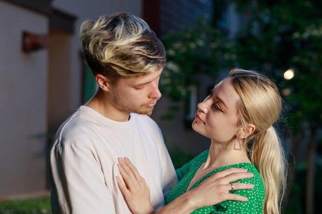 Photo de jeune beau couple se regardant