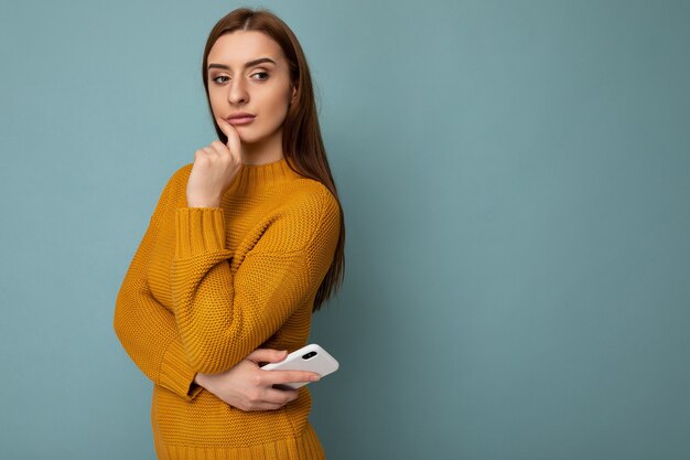 Photo De Jeune Belle Femme Brune Réfléchie Avec Des émotions Sincères Portant De La Moutarde élégante