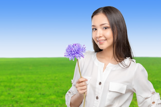 Photo de jeune et belle femme avec une fleur