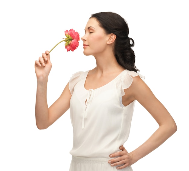 photo de jeune et belle femme sentant la fleur