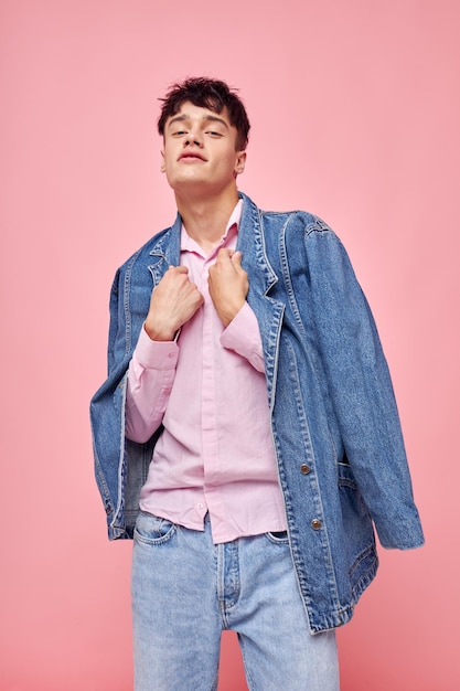 Photo de jeune copain romantique confiance en soi studio de vêtements de mode fond rose inchangé