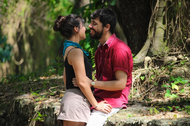 Photo d'un jeune couple affectueux se liant à l'extérieur