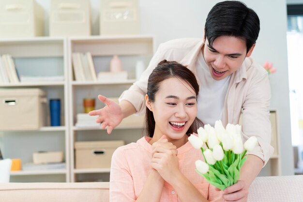 Photo d'un jeune couple asiatique à la maison