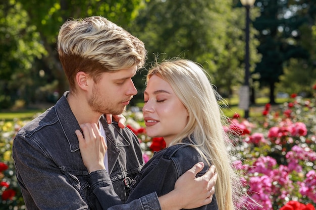 Une photo d'un jeune couple qui s'embrasse