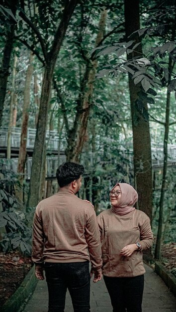 photo d'un jeune couple se regardant dans un parc de la ville