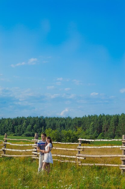 Photo d'un jeune couple se reposant dans le champ