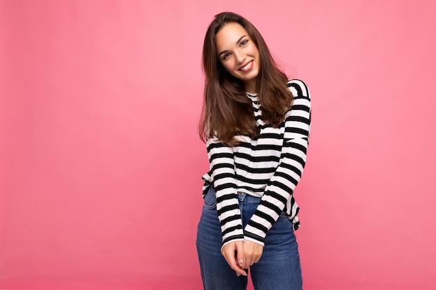 Photo de jeune européen positif souriant séduisant heureux belle femme brune avec sincère