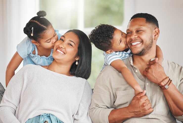Photo une photo d'une jeune famille se liant heureusement sur le canapé à la maison.