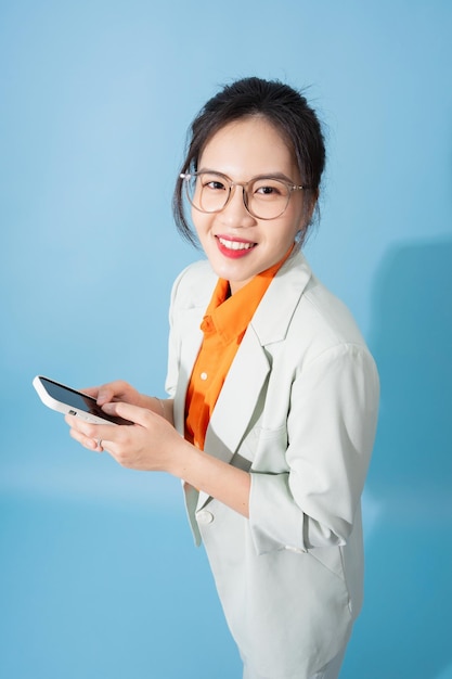 Photo d'une jeune femme d'affaires asiatique sur fond bleu