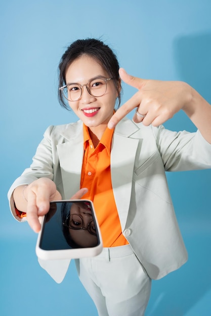 Photo d'une jeune femme d'affaires asiatique sur fond bleu