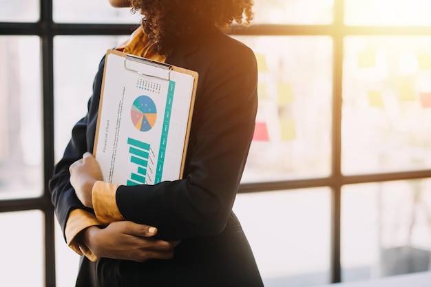 Une photo d'une jeune femme d'affaires asiatique travaillant sur un ordinateur portable dans son poste de travail