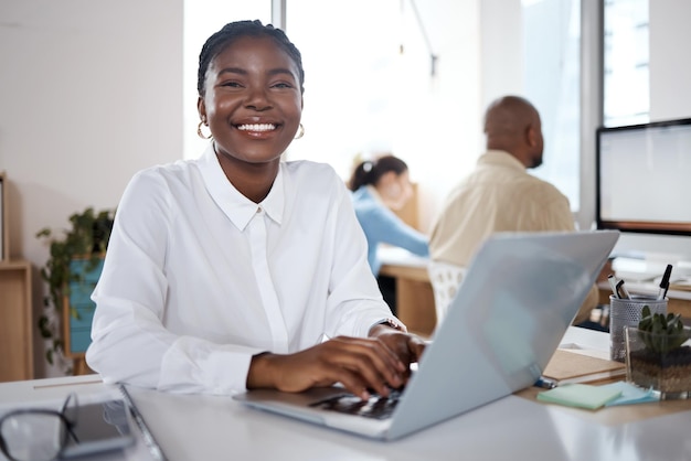 Photo d'une jeune femme d'affaires utilisant un casque et un ordinateur portable dans un bureau moderne