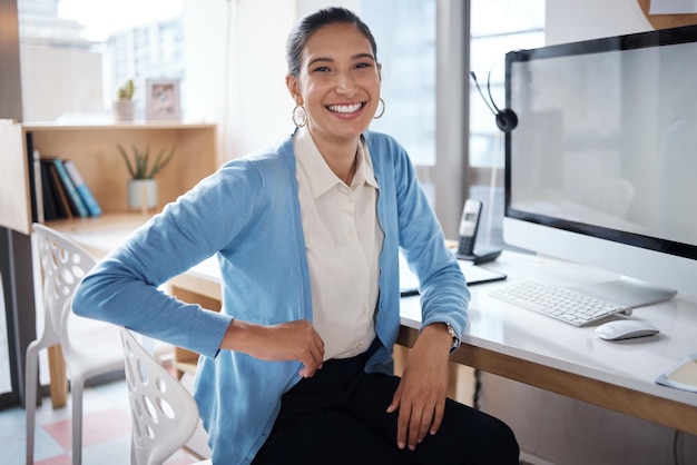 Photo d'une jeune femme d'affaires utilisant un ordinateur à son bureau dans un bureau moderne