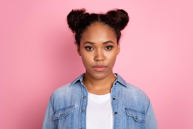 Photo d'une jeune femme africaine confiante sérieuse concentrée intelligente concentrée isolée sur fond de couleur rose