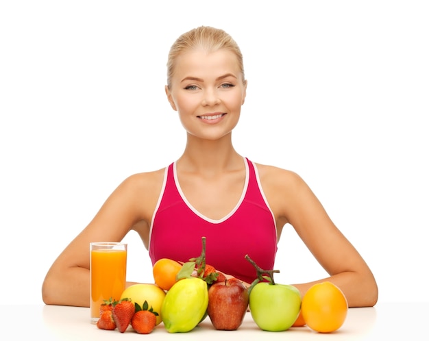 photo de jeune femme avec des aliments biologiques ou des fruits
