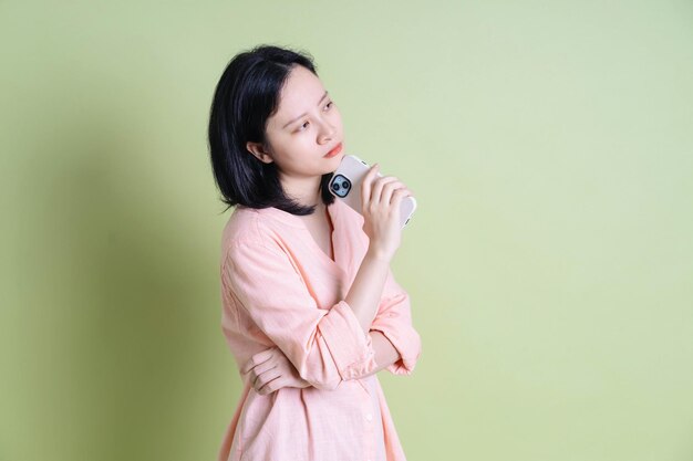 Photo photo d'une jeune femme asiatique en arrière-plan