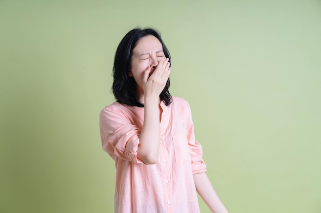 Photo d'une jeune femme asiatique en arrière-plan