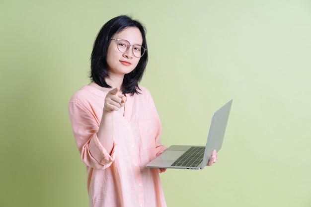 Photo d'une jeune femme asiatique en arrière-plan