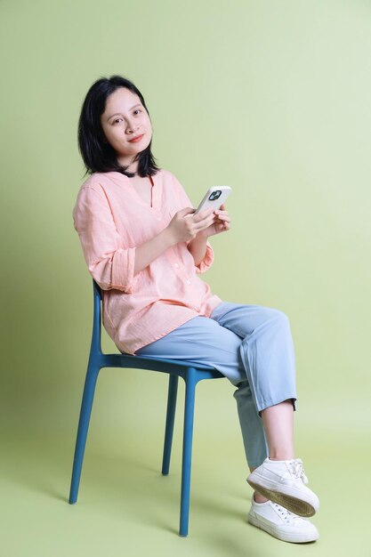 Photo photo d'une jeune femme asiatique en arrière-plan