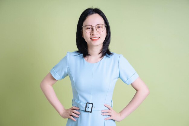 Photo photo d'une jeune femme asiatique en arrière-plan