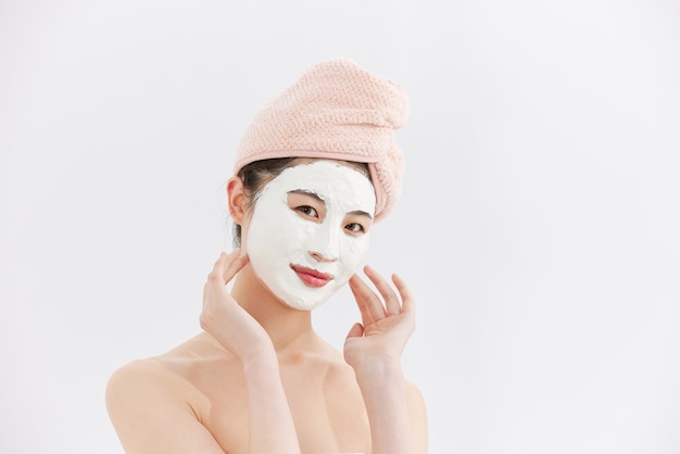 Photo jeune femme asiatique faisant un soin du visage