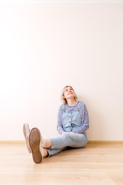 Photo d'une jeune femme assise sur le sol