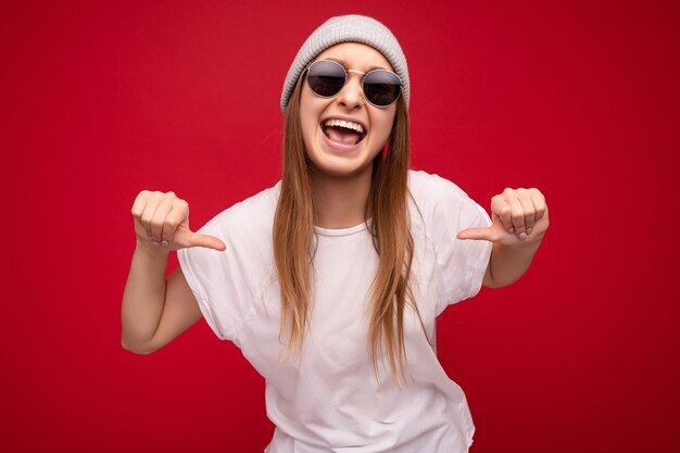 Photo de jeune femme blonde noire attrayante heureuse positive émotionnelle avec des émotions sincères portant