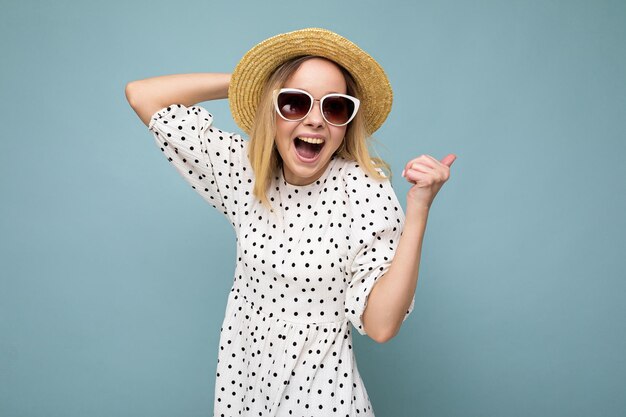 Photo de jeune femme blonde séduisante heureuse positive avec des émotions sincères portant une robe d'été