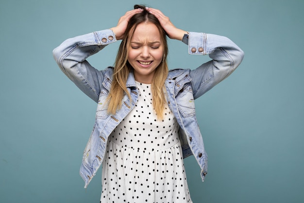 Photo de jeune femme blonde triste triste bouleversée avec des émotions sincères portant hipster