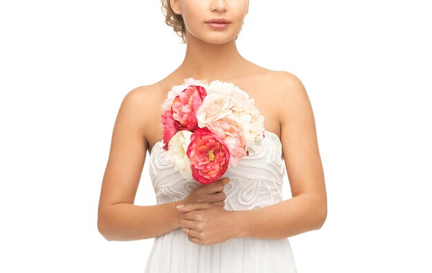 photo de jeune femme avec bouquet de fleurs.