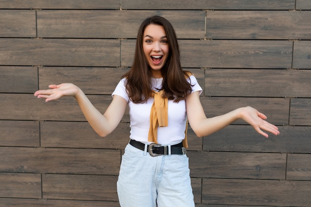 Photo De Jeune Femme Brune Attirante Joyeuse Joyeuse émotive Portant Des Vêtements élégants