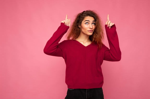 Photo de jeune femme brune ondulée heureuse et positive avec des émotions sincères portant des vêtements décontractés