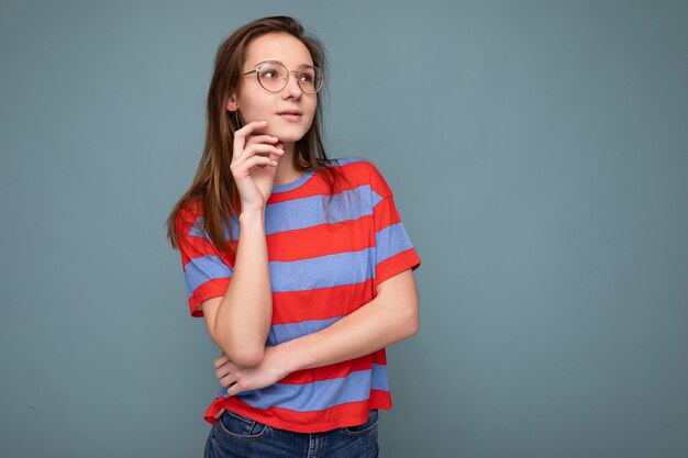 Photo de jeune femme brune séduisante réfléchie avec des émotions sincères portant des rayures élégantes