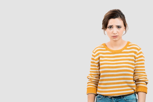 Photo d'une jeune femme debout et posant