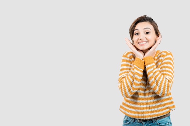 Photo d'une jeune femme debout et posant