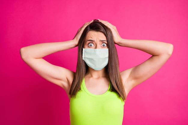 Photo De Jeune Femme étonnée Mains Tête Porter Un Masque Vert Isolé Sur Fond De Couleur Rose Vif