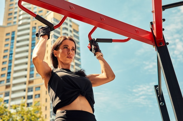 Photo d'une jeune femme européenne sur une séance d'entraînement de rue dans un parc sportif par une journée ensoleillée. Concept de formation en plein air.