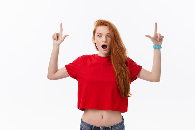 Photo de jeune femme heureuse debout isolé sur fond de mur blanc.