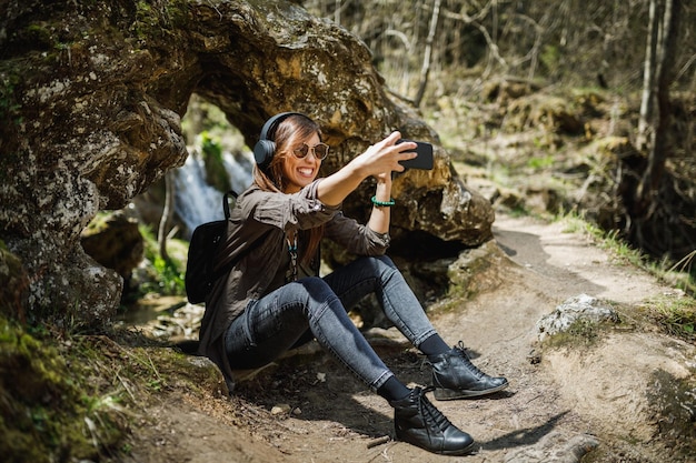 Photo d'une jeune femme insouciante profitant du plein air.