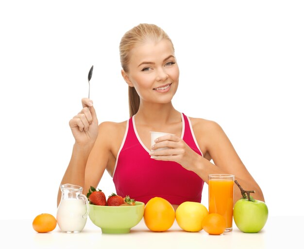 photo de jeune femme mangeant un petit déjeuner sain